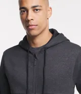 Buzo deportivo negro con capucha, cierre frontal con cremallera, bolsillos laterales y puños ajustados. Confeccionado en tejido de algodón y poliéster.