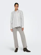Camisa Only modelo Tokyo, confeccionada en mezcla de lino y viscosa, con diseño a rayas verticales en tonos rosado y blanco, cuello clásico, cierre frontal de botones, manga larga y bolsillo aplicado en el pecho.