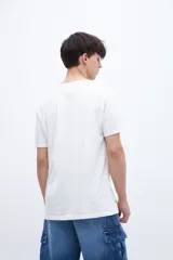 Remera de manga corta color blanco, con cuello redondo y corte holgado.