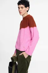 Sweater tejido en jersey con diseño de bloques de color marrón y rosa.