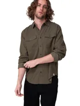 Camisa de manga larga color verde militar con bolsillos frontales con solapa y botones, confeccionada con mezcla de tencel.