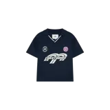 Remera polo Eme Studios de manga corta, color azul marino, con cuello en V con ribete blanco y parches bordados en el pecho, además de un estampado gráfico central con la inscripción de la marca.