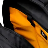 Mochila para laptop Caterpillar de color negro, confeccionada en poliéster de alta resistencia, con diseño ejecutivo y urbano, compartimento principal acolchado, bolsillo frontal con cierre y detalles en amarillo.