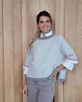 Sweater celeste de lana lambswool con cuello redondo y mangas 3/4.