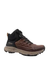 Bota de trekking Pegada modelo 150402-03, combinación de cuero marrón y tejido negro, con suela dentada en tonos tostados y negros, cordones oscuros y tecnología Levitech.