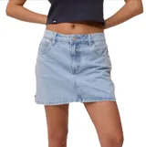 Pollera corta de jean, color celeste lavado, con tiro medio/bajo y corte recto. Presenta costuras visibles y bolsillos delanteros y traseros típicos de jean.