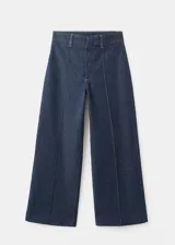 Pantalón de jean azul oscuro con corte recto y tiro medio. Presenta costuras verticales marcadas en el frente de cada pierna y diseño de pierna ancha.