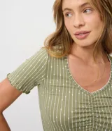 Pijama largo de dos piezas color verde oliva con estampado a rayas. Incluye una remera de manga corta con escote en V y fruncido en el centro del busto, y un pantalón de corte recto con cintura elástica y cordón ajustable.