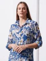 Camisola de gasa estampada con flores, marca Figueroa & Flower. Cuello con solapa y abertura central con botones. Largo de manga regulable con presilla y botón. Incluye musculosa interna.