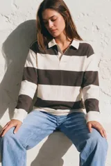 Sweater tipo polo de algodón con diseño de rayas horizontales anchas en color marrón y crema. Presenta cuello camisero, cierre frontal con botones ocultos y mangas largas con puños ajustados.
