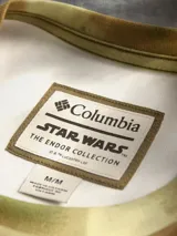 Remera Columbia de manga corta con estampado de camuflaje personalizado inspirado en Endor de Star Wars. Cuenta con cuello redondo, insignia de la Alianza Rebelde en el pecho y tecnología Omni-Shade™ UPF 50 para protección solar.