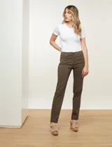 Pantalón recto color verde oliva, marca Zac & Rachel, modelo slim. Tiene pretina con pasadores, botón y cierre. Incluye tres bolsillos delanteros y dos bolsillos ojal en la parte trasera.