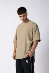 Remera de corte oversize color negro, con cuello redondo y mangas cortas. Presenta un pequeño estampado en color blanco en la parte inferior lateral con la frase 'Curbside Treasures'.