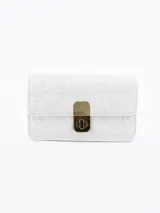 Cartera bandolera rectangular color blanco, con diseño acolchado con pespuntes formando triángulos. Tiene solapa con cierre metálico dorado y correa de cadena dorada.