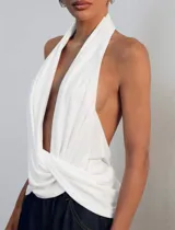 Top halter blanco con escote profundo en V, espalda descubierta, diseño fluido y detalle drapeado con efecto cruzado en la cintura.