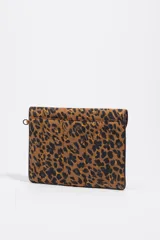 Funda acolchada para portátil de 13,5 pulgadas, con estampado de leopardo en tonos marrón y negro. Presenta cierre de solapa con botón de presión y logo metálico de Bimba y Lola.