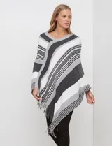 Poncho de tejido de punto, marca Barrington, con diseño de rayas diagonales en tonos rosado, blanco crema y gris oscuro. Presenta cuello en V y terminación con flecos en el ruedo.