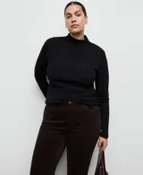 Pantalón de jean marrón oscuro, de tiro medio con diseño de corte recto y acabado ligeramente acampanado.
