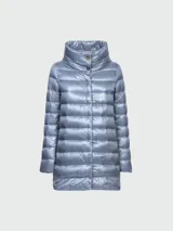 Campera acolchada de corte slim fit, confeccionada en nylon ultraligero con acabado brillante. Presenta cuello alto, cierre frontal oculto y diseño de matelassé horizontal.