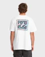 Remera blanca de manga corta con gran estampado trasero de ondas en colores pastel y marco punteado.