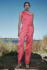 Pantalón cargo color coral de satén, de tiro medio con múltiples bolsillos y calce holgado.