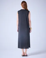 Vestido largo de tejido de punto color gris oscuro con textura metalizada, cuello escote en V y tajos laterales.