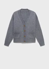 Cardigan gris de punto fino con mezcla de lana, escote en V, cierre frontal de botones, mangas largas y bolsillos de parche delanteros.