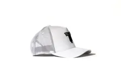 Gorra tipo trucker color blanco, con panel frontal rígido y parte trasera de malla. Presenta el logo de la marca Tiffosi bordado en color negro en el frente.