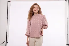 Blusa color beige con cuello mao, mangas 3/4 abullonadas y textura de lunares en relieve.
