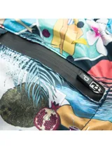 Short de baño con estampado de chicas pin-up, palmeras y puestas de sol. Cuenta con cintura elástica ajustable, bolsillo trasero con cierre y suspensor de malla fina hipoalergénico.