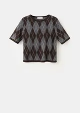 Chaleco de punto fino con estampado de rombos, cuello redondo y mangas cortas, con detalles en tono blanco contrastante en el cuello, los puños y el ruedo.
