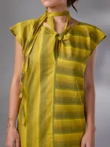 Vestido corto de lino y algodón color amarillo mostaza con diseño a rayas horizontales, escote en V y lazos para anudar en la cintura.