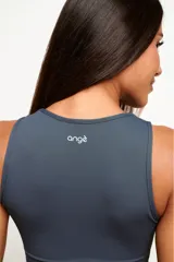 Musculosa deportiva de cuello redondo, confeccionada en poliamida texturizada con calce ajustado al cuerpo y forro frontal para mayor sujeción.