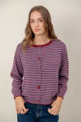 Cárdigan de punto con diseño de rayas horizontales en tonos fucsia y rosa, cuello redondo y cierre frontal con botones al tono.