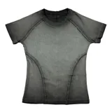 Remera de corte ajustado en color gris, con costuras decorativas visibles y mangas cortas.