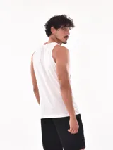 Musculosa blanca con estampado de una tabla de surf en la playa.