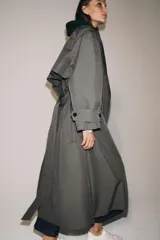 Jeans de tiro alto con corte wide leg y largo al tobillo. Presenta diseño de cinco bolsillos, cierre frontal con cremallera y botón, y detalle de nervio delantero con pespuntes a contraste.