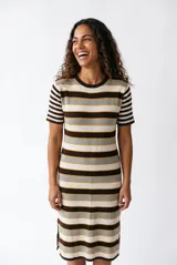 Vestido midi de punto ajustado, con diseño de rayas horizontales en tonos marrón, gris, blanco y mostaza, de manga corta y cuello redondo.