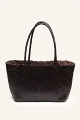 Cartera tipo tote de cuero vacuno trenzado a mano en color marrón oscuro, con doble asa de hombro y diseño espacioso.