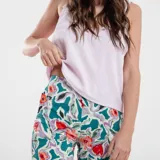 Pantalón de mujer color beige con estampado floral en amarillo y blanco, de corte recto y tiro alto.