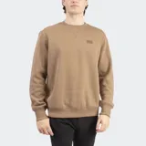 Buzo marrón de cuello redondo con detalles acanalados, paneles laterales, puños y dobladillo acanalados, e insignia de cuero de O'Neill.