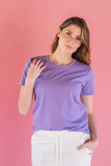 Remera básica de algodón con cuello redondo y manga corta, de calce clásico.