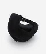 Gorra negra de sarga de algodón, con visera curva y bordado frontal con las letras "NY". Ajuste trasero con hebilla metálica.