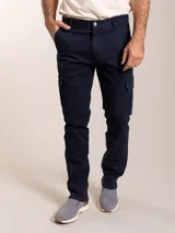 Pantalón cargo azul marino de corte slim, con bolsillos laterales con solapa y bolsillos traseros con botón.