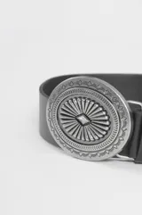 Cinturón negro de cuero vegano con hebilla metálica circular de diseño grabado tipo sol.