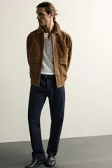 Jeans straight fit de corte recto confeccionados en denim de algodón color negro con efecto lavado. Posee diseño clásico de cinco bolsillos y cierre frontal con cremallera y botón metálico.