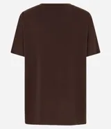 Remera de microfibra color marrón, con cuello redondo, mangas cortas y diseño holgado con aberturas laterales y ruedo redondeado.