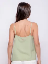 Top color durazno de breteles finos y escote con terminación ondulada.