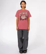 Camiseta de algodón color rojo oscuro con lavado especial, cuello redondo y manga corta. Presenta un estampado frontal con la frase "GIRLS'N ROSES" en tipografía curva y una rosa grande en el centro.