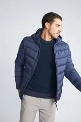 Campera puffer de hombre con capucha, cierre frontal completo y bolsillos laterales. Diseño acolchado con costuras horizontales.